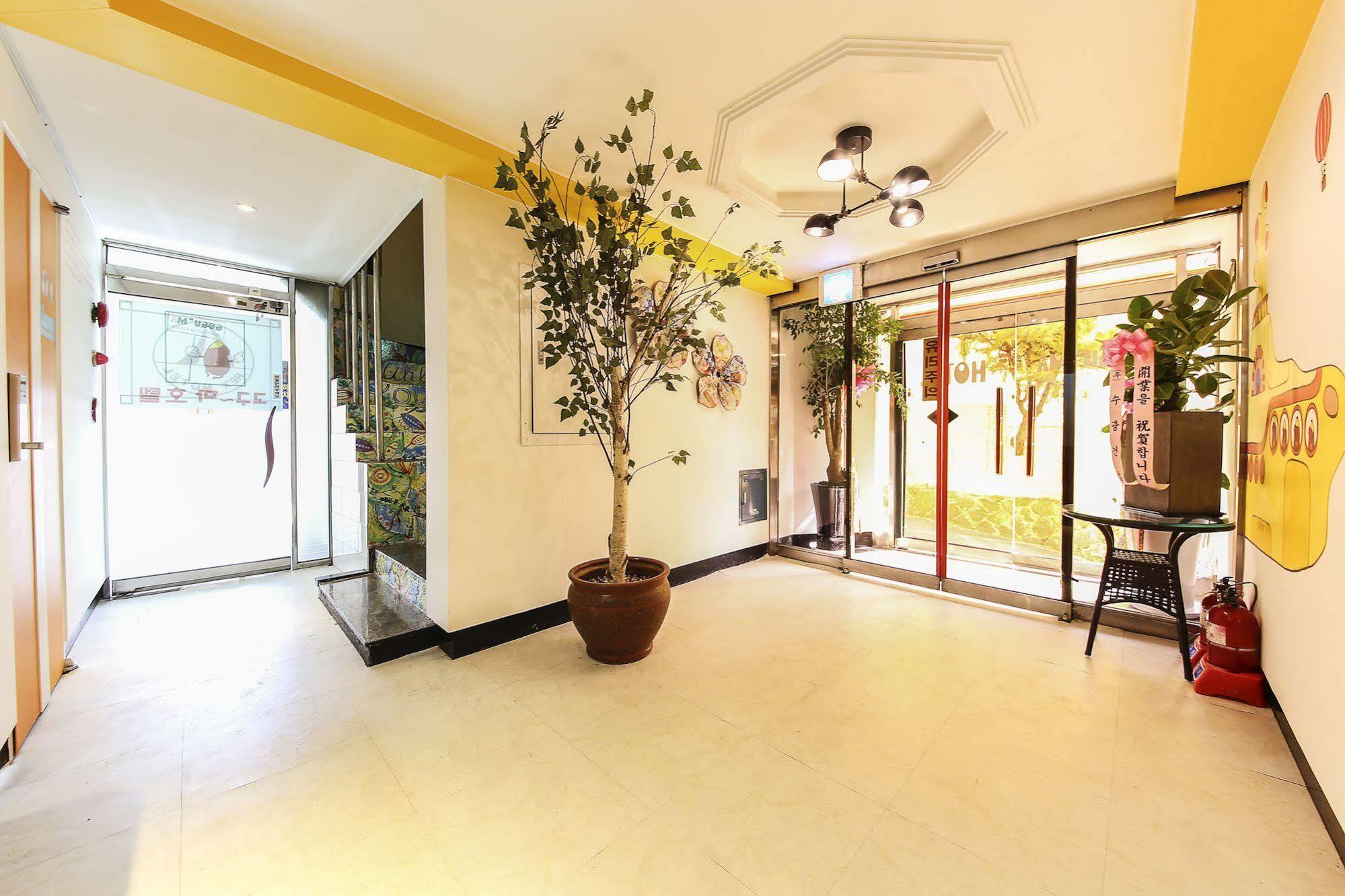 Hotel Goguma Shinchon Сеул Екстериор снимка